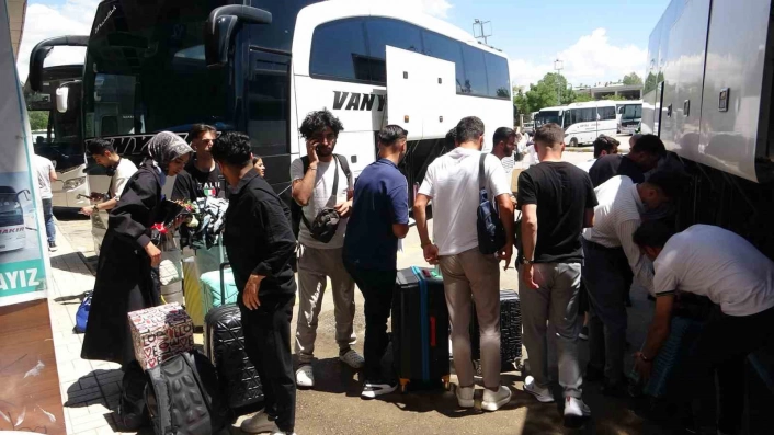 Vandaki otogarda bayram yoğunluğu başladı
