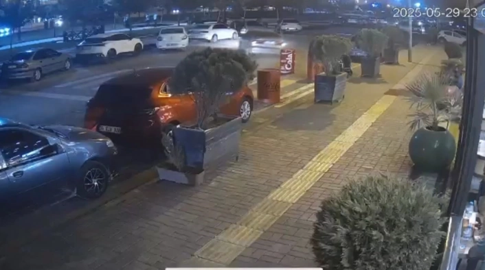Viranşehirde kaza anı kamerada: 2 yaralı
