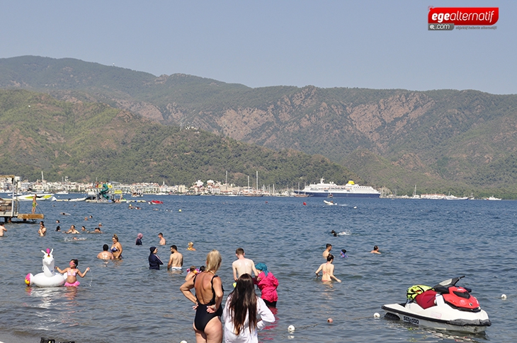 Yabancı turistler gelmeye başladı! Marmaris plajları doldu