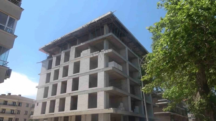 Yalovada inşaatın 5. katından düşen işçi ağır yaralandı
