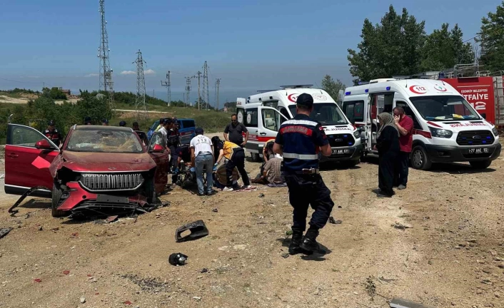 Yalovada otomobil 4 metre yükseklikten yola uçtu: 2 yaralı

