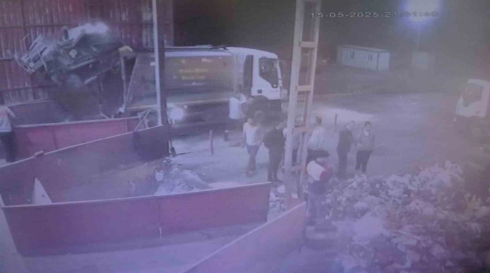 Yanlışlıkla çöpe atılan hatıra kolye 7 ton çöpün içinde bulundu
