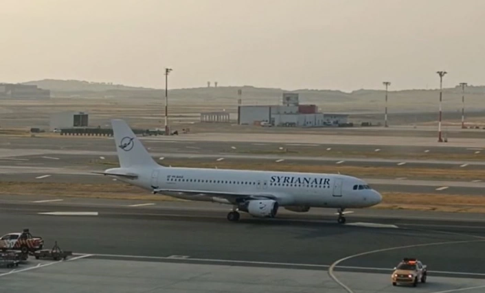 Yaşanan iç savaşın bitmesinin ardından uluslararası uçuşlara açılan Suriyede, ülkenin bayrak taşıyıcısı Syrian Air (Suriye Hava Yolları) uçağı İstanbul Havalimanına geldi.
