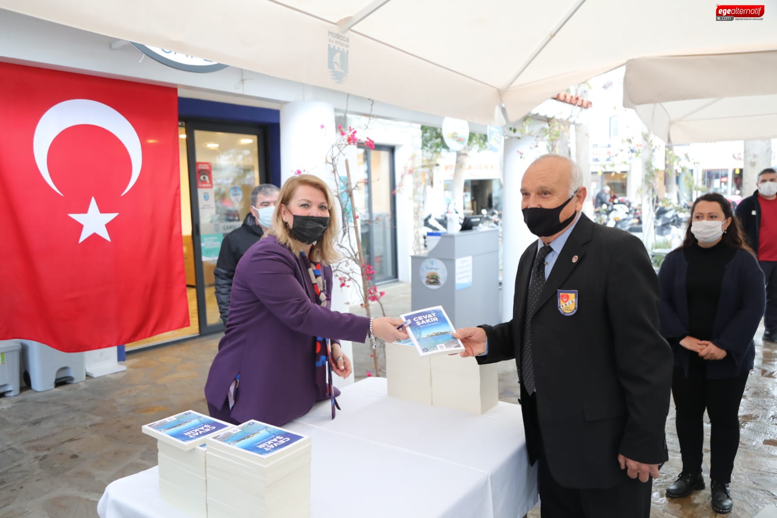  Yaşlılara saygı haftası'nda Kitap hediye edildi