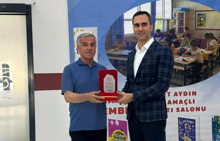 Yazar Çelike eğitime katkılarından dolayı plaket verildi
