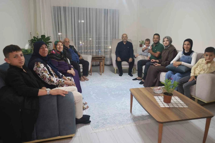Yeni yuvasında ilk misafiri olan Bakan Kuruma 9 evladının ismini tek solukta sayan depremzede baba gülümsetti
