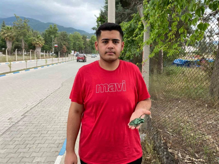 Yerde bulduğu 40 bin TLlik altını sahibine teslim etti
