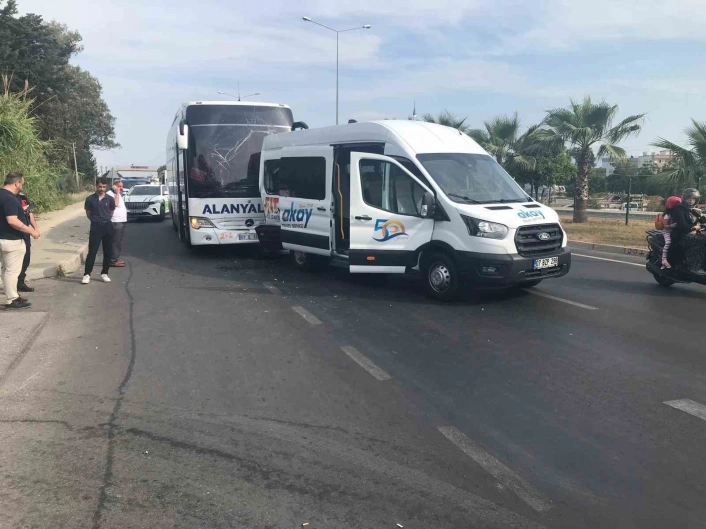 Yolcu otobüsü ile tur minibüsü çarpıştı: 1i turist 2 yaralı
