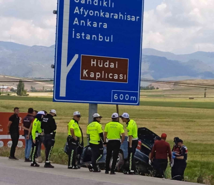 Yön tabelasına çarpan otomobil sürücüsü yaralandı
