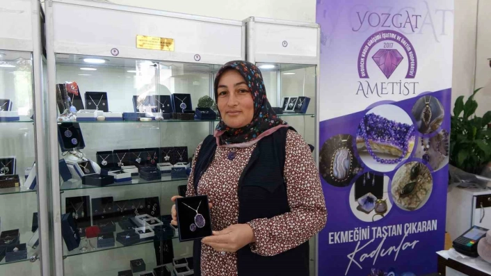 Yozgattan çıkan doğal taş, kadınların elinde sanata dönüşüyor
