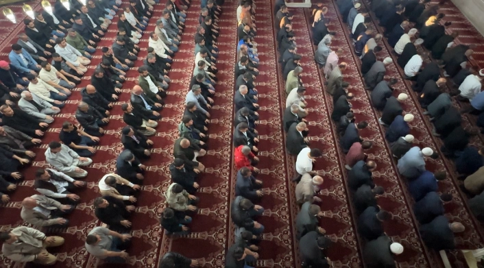 Yüksekovada bayram namazında vatandaşlar camileri doldurdu
