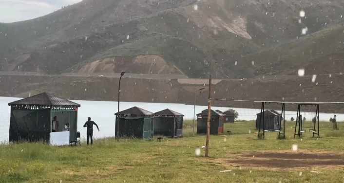 Yüksekovada sağanak yağış etkili oldu

