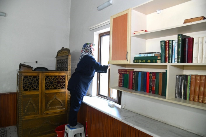 Yunusemrede ibadethaneler Kurban Bayramı için hazırlanıyor
