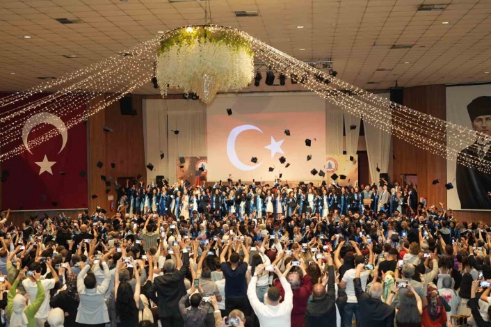 Zonguldak Bülent Ecevit Üniversitesi Kdz. Ereğli mezunlarını geleceğe uğurladı
