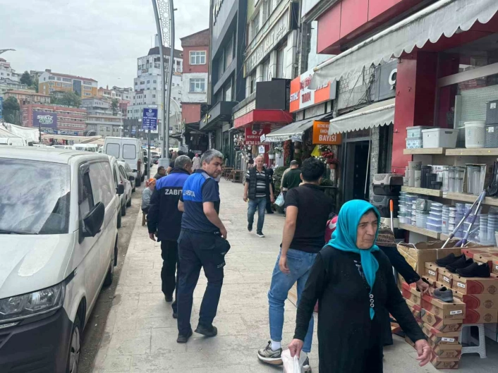 Zonguldakta kaldırım işgaline karşı denetim; esnafa uyarı yapıldı
